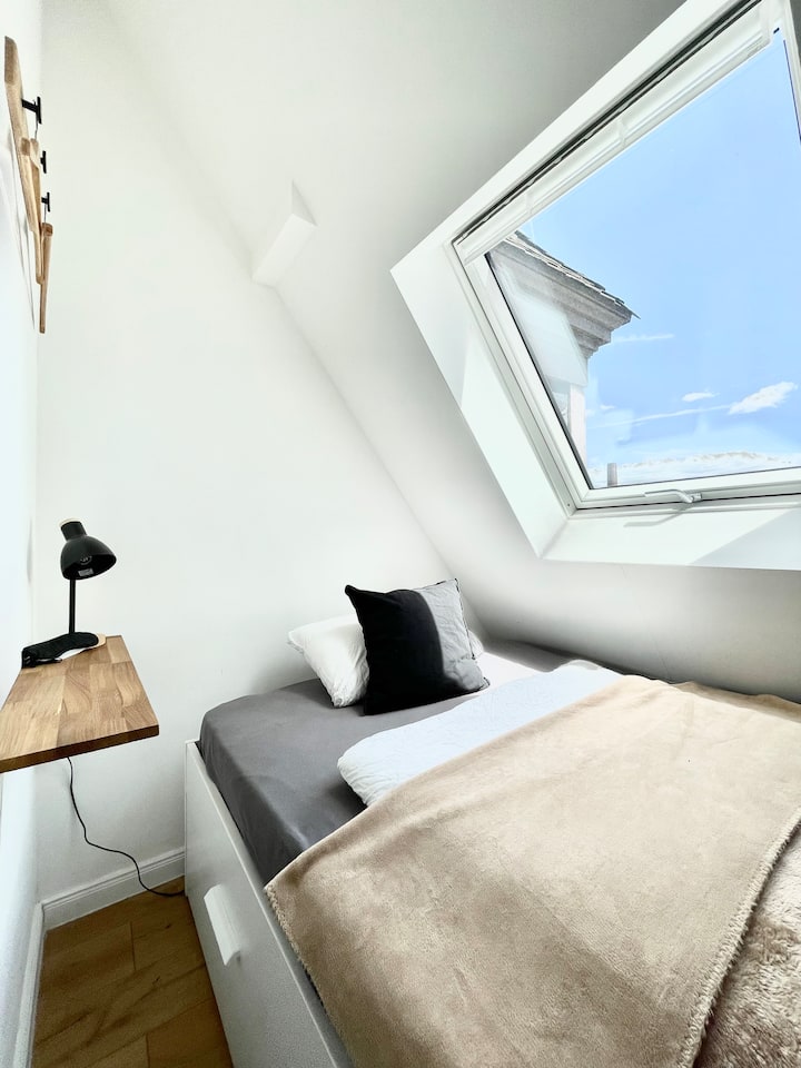 Schlafzimmer 2: Klein aber fein. 
140x200cm Bett mit direktem Blick auf den Sternenhimmel.