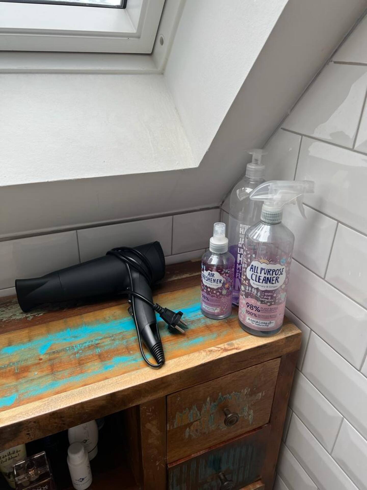Badezimmer: Ein Föhn und ein Handspiegel stehen Ihnen ebenfalls zur Verfügung.