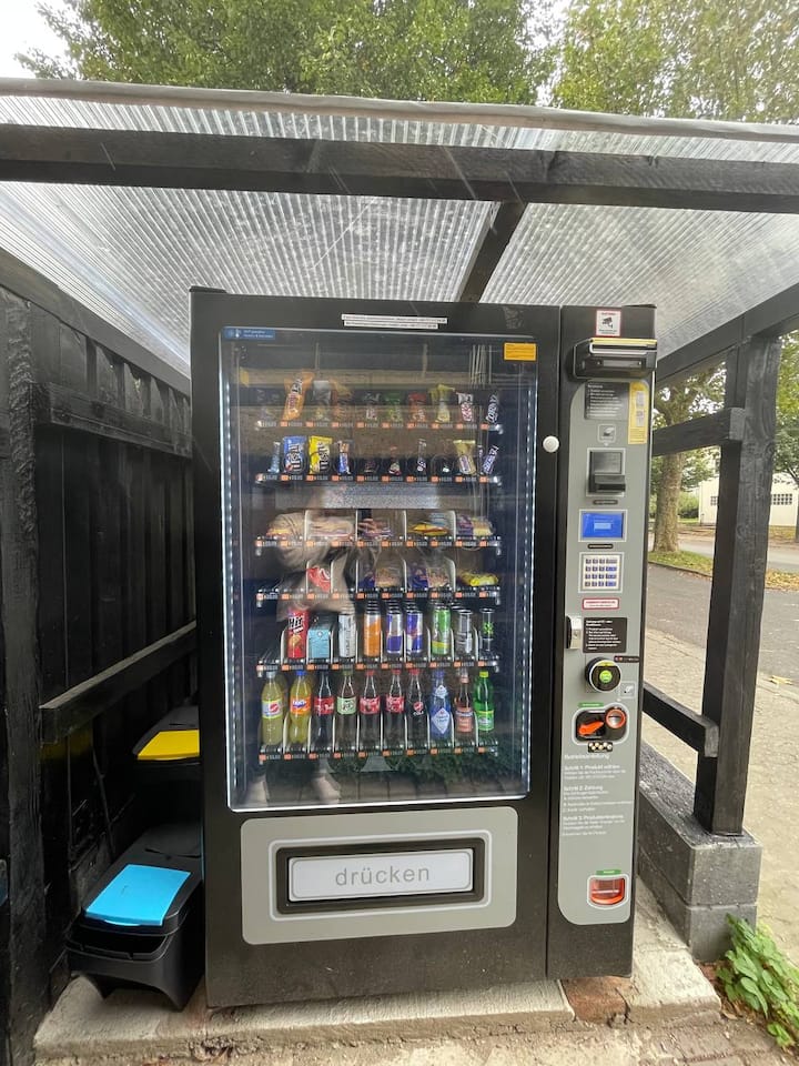 Verkaufsautomat für Snacks & Getränke direkt vor der Ferienwohnanlage