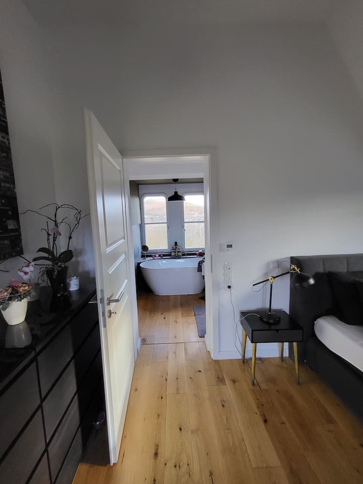 Schlafzimmer: An das Hauptschlafzimmer schließt das traumhafte Badezimmer an.
