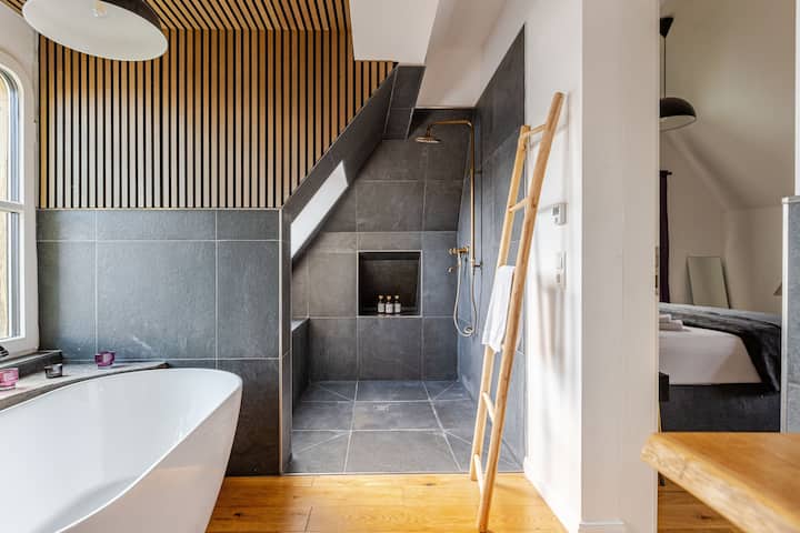 Badezimmer: Rainshower-Dusche mit Aussicht