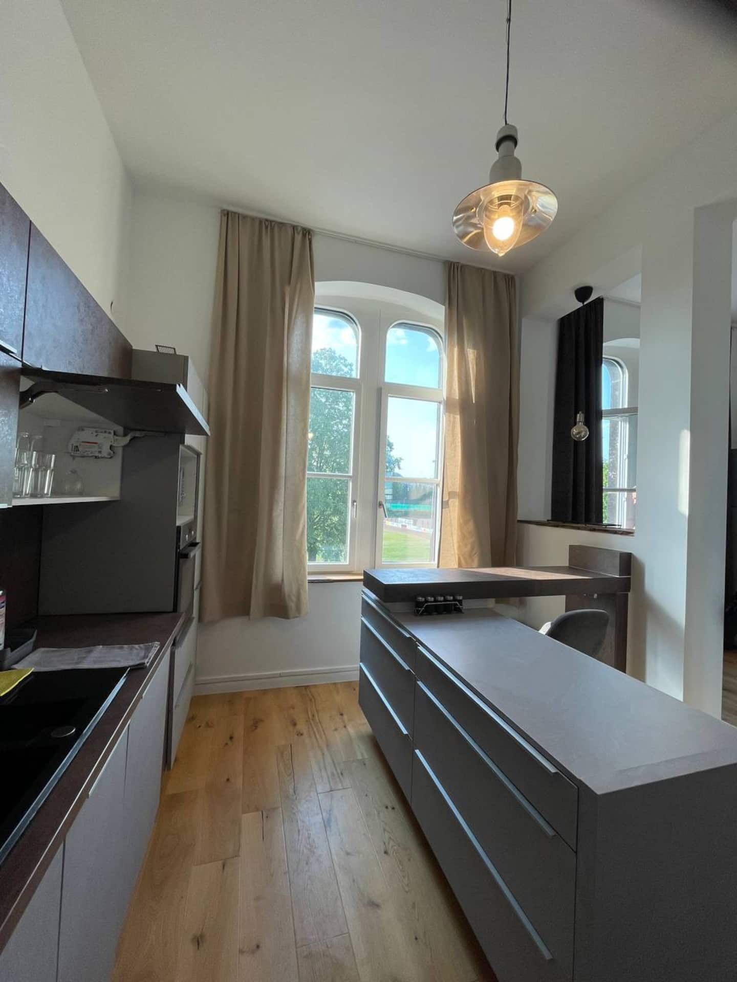 Küche: Die halb offene Küche bietet viel Platz zum gemeinsamen Kochen.